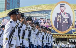 سفیر جمهوری اسلام ایران در مراسم رژه ی نیروهای نظامی برونئی دارالسلام به مناسبت جشن ملی هفتاد و سومین سالگرد تولد سلطان این کشور شرکت نمودند.