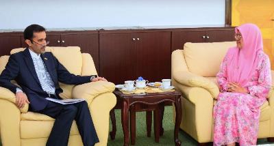 The Ambassador of the Islamic Republic of Iran met the Minister of Education of Brunei Darussalam